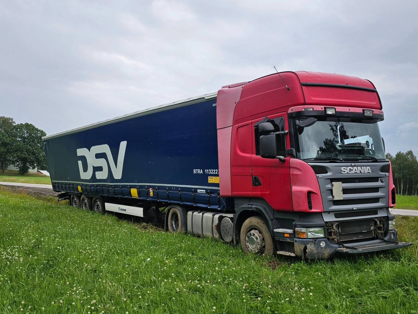 Långtradare med lutande släp